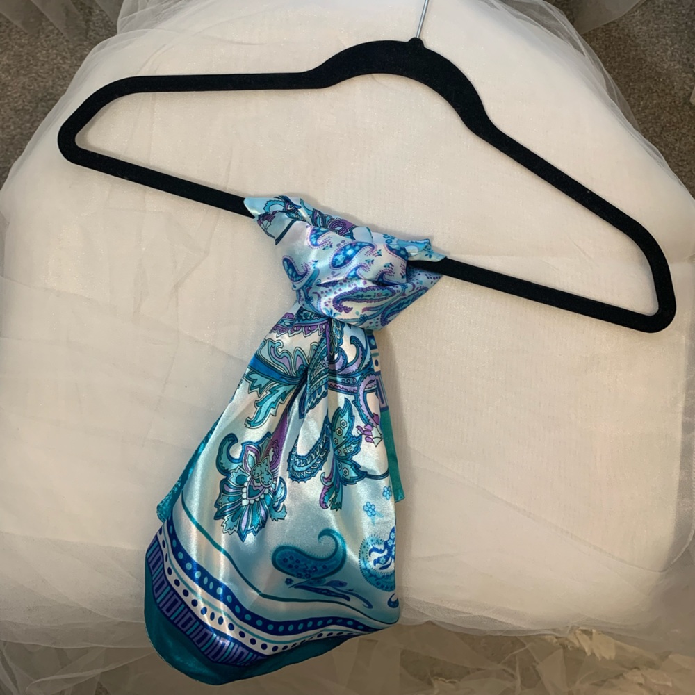 Women’s neck scarf